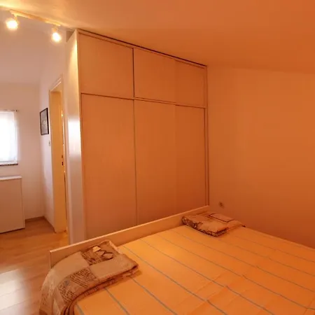 Apartmán Nela, 700 M From The Beach *