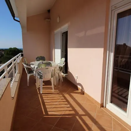 Nela, 700 M From The Beach Apartmán *