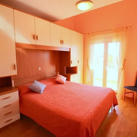 Apartmán Nela, 700 M From The Beach *