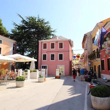 Nela, 700 M From The Beach Apartment *